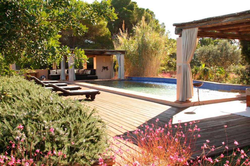 VILLA EN ES CAP DE BARBERÍA Piscina y jardín mediterráneo