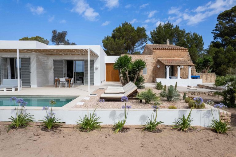 Fachada parcial, piscina y casa original
