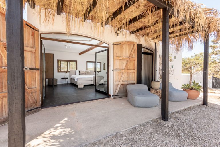 Entrada del bungalow con cama matrimonio