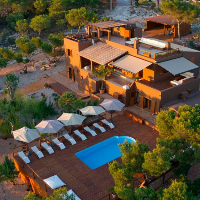 Vista aérea casa, piscina y entorno