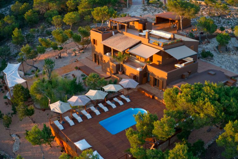 Vista aérea casa, piscina y entorno