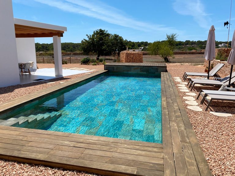 Piscina y tumbonas