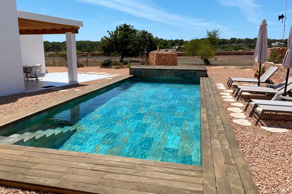 CASA EN EL PILAR DE LA MOLA Piscina y tumbonas