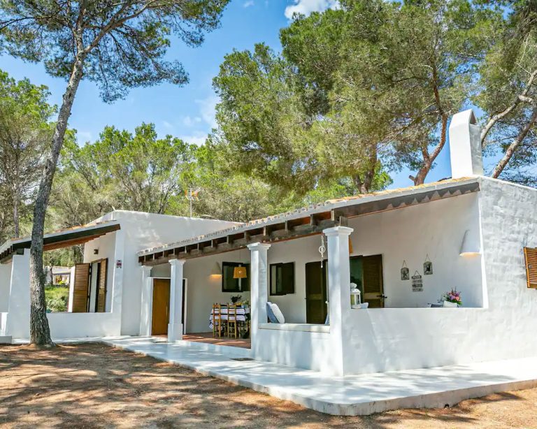 CASA CASBAH Vista general de la casa en un bosque de pinos