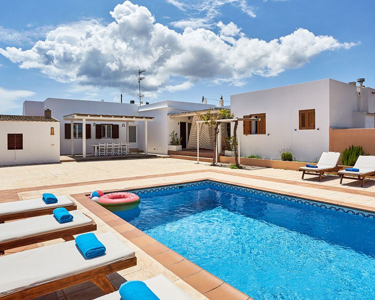 CASA ES PUJOLS Vista general zona de la piscina comunitaria
