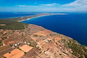 Casa y vistas aéreas de La Mola y la isla de Formentera