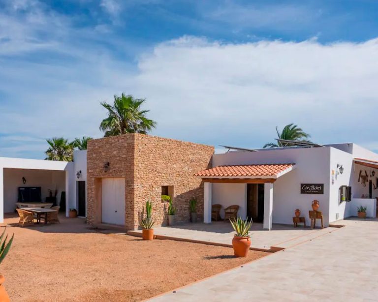 CASA LA MOLA 8 PAX Entrada a la casa, fachada principal