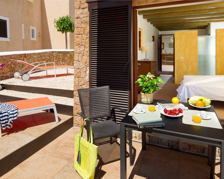 Mesa terraza de la habitación doble