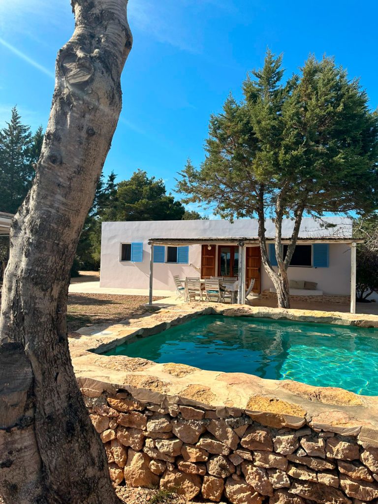 Piscina y casa al fondo