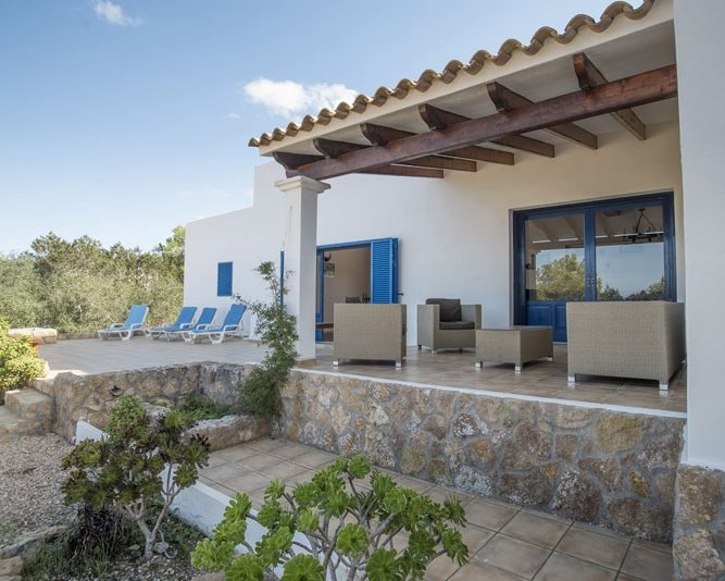 CASA CALA SAHONA 1 Terraza y fachada frontal de la casa