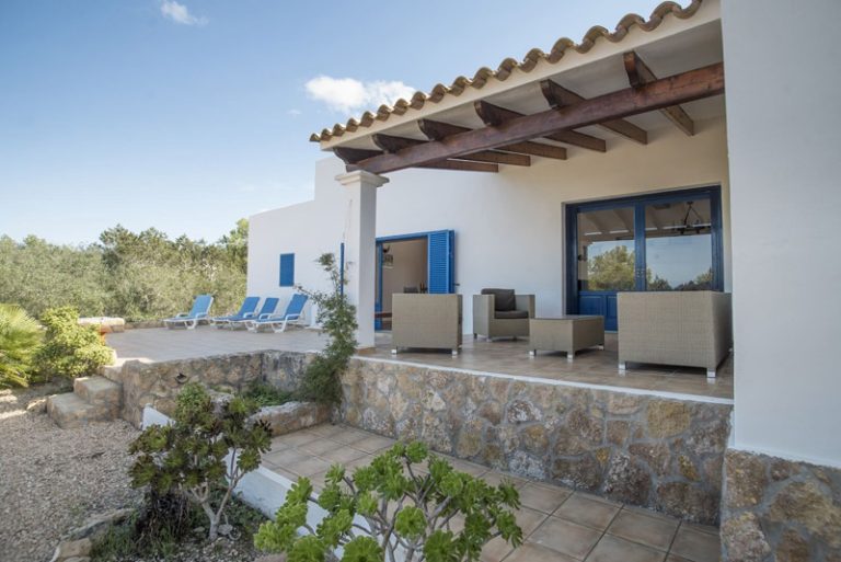 Terraza y fachada frontal de la casa