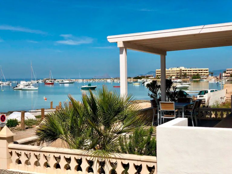 Terraza y vistas a sl´Estany d´es Peix, casa junto a la orilla del mar