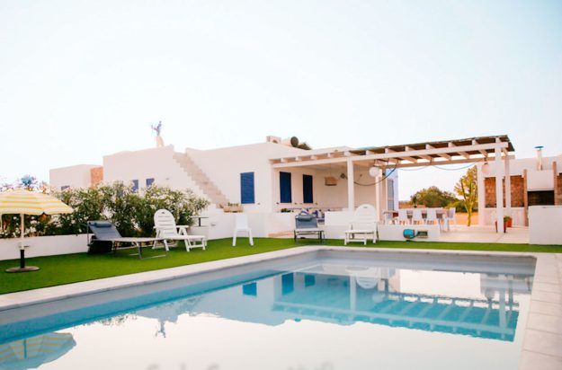 Vista genera de la casa y la piscina