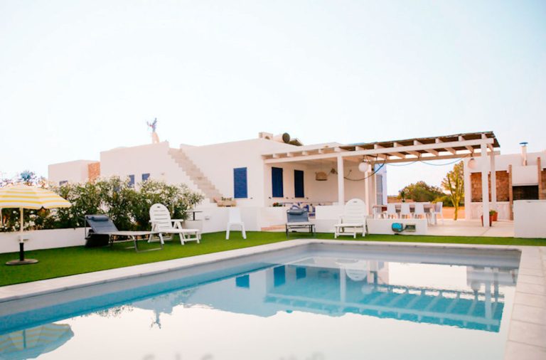 Vista genera de la casa y la piscina