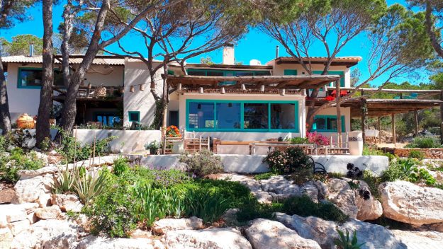 Fachada principal, vistas al salón