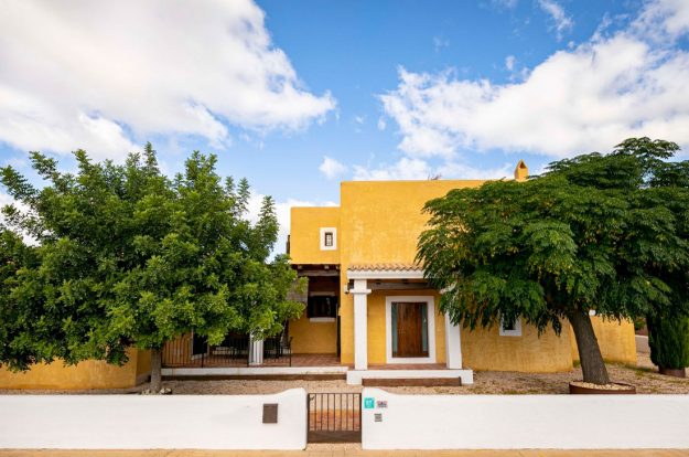 Exteriores de la casa, vista general entrada