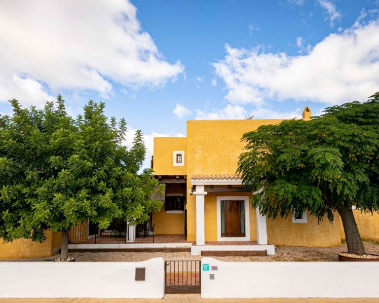 CASAS EN SANT FRANCESC 10 PAX Exteriores de la casa, vista general entrada