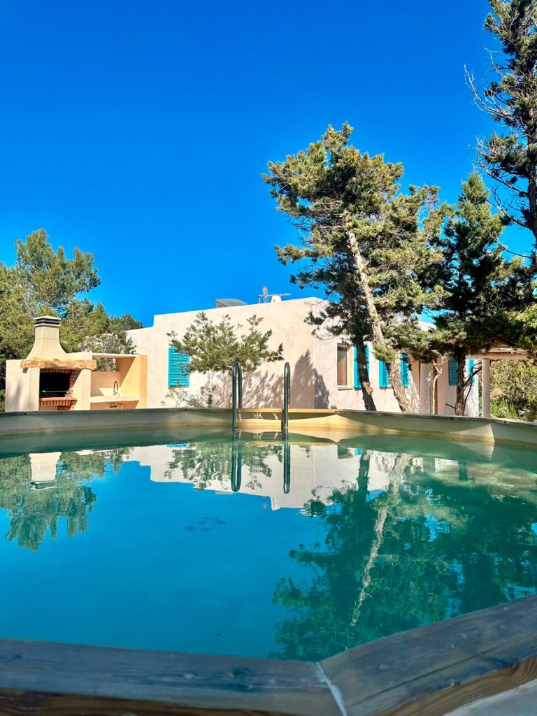 Piscina, fachada de la casa y barbacoa