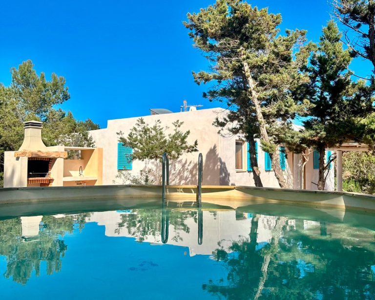 LA CABAÑA DE ES CAP Piscina, fachada de la casa y barbacoa