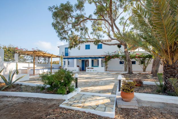 Vista general, fachada, terraza lateral, entrada embaldosada