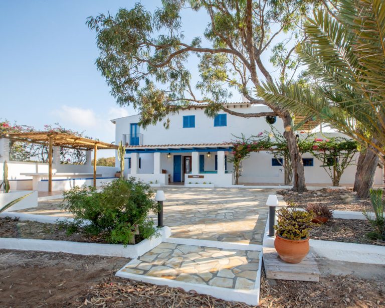 Vista general, fachada, terraza lateral, entrada embaldosada