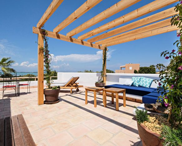 APARTAMENTOS EN EL CENTRO DE LA ISLA – Suite con vistas al mar Terraza, sofás y vista a s´Estany Pudent