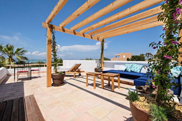 APARTAMENTOS EN EL CENTRO DE LA ISLA – Suite con vistas al mar Terraza, sofás y vista a s´Estany Pudent