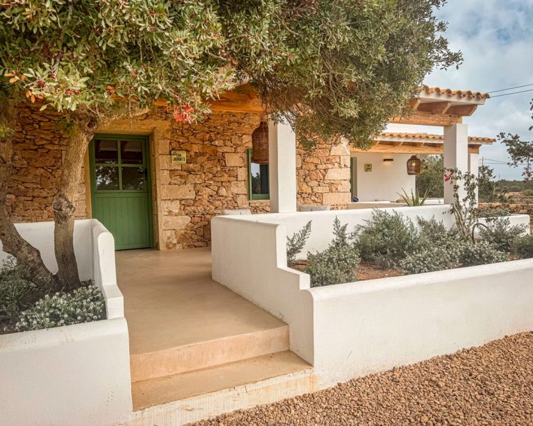 CASA EN EL CAMI VELL DE SANT FERRAN Entrada porche y vista terraza frontal
