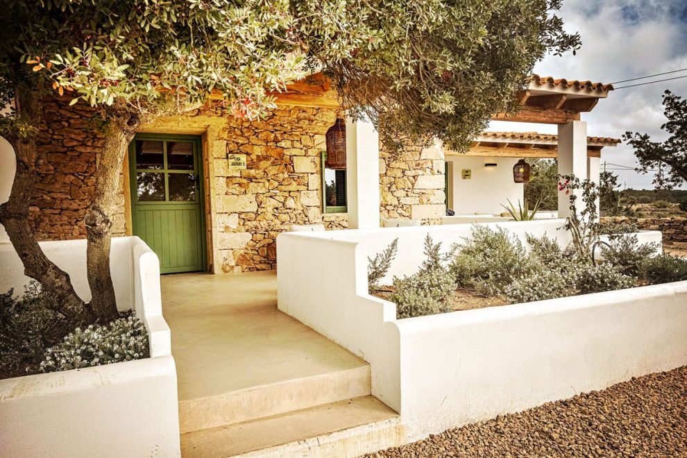CASA EN EL CAMI VELL DE SANT FERRAN Entrada principal de la casa y olivo