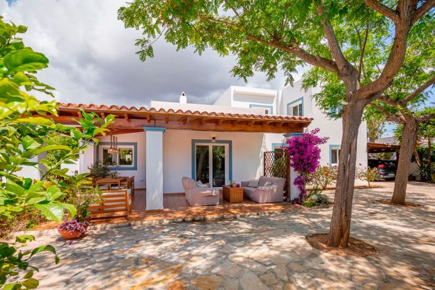 Fachada principal con porche